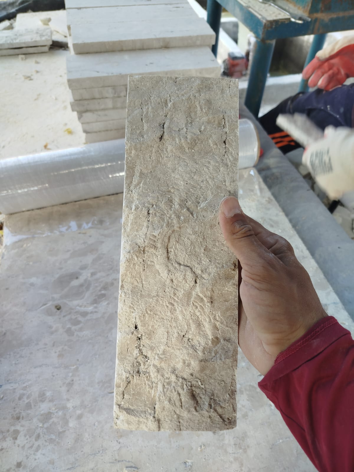 Peça de Travertino Nacional recém-produzida no local de beneficiamento