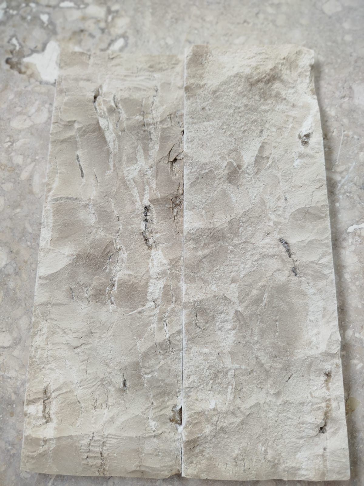 Detalhe aproximado do relevo natural de duas peças de Travertino Nacional