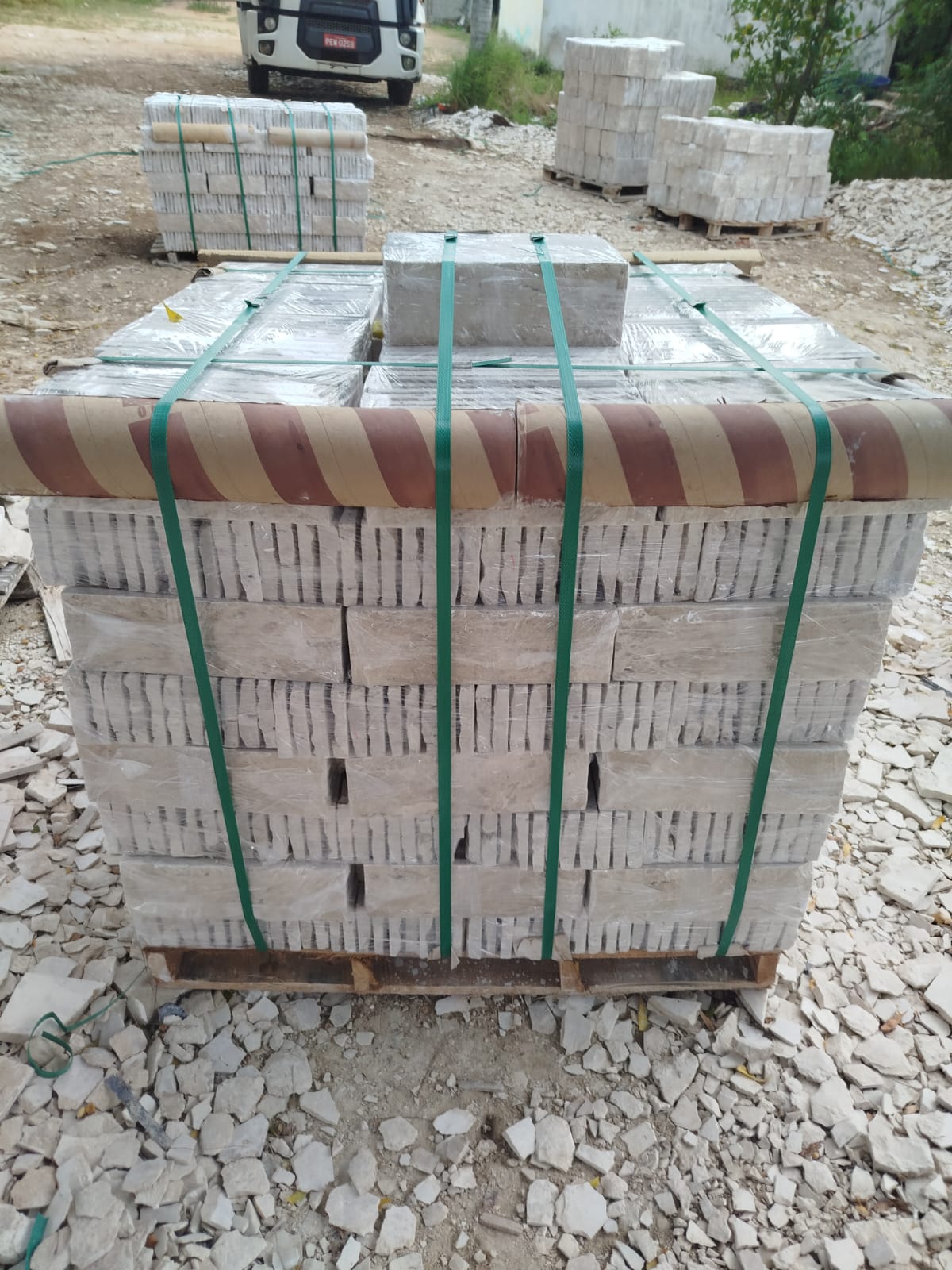Pallet de peças de Travertino Nacional embalado e pronto para transporte