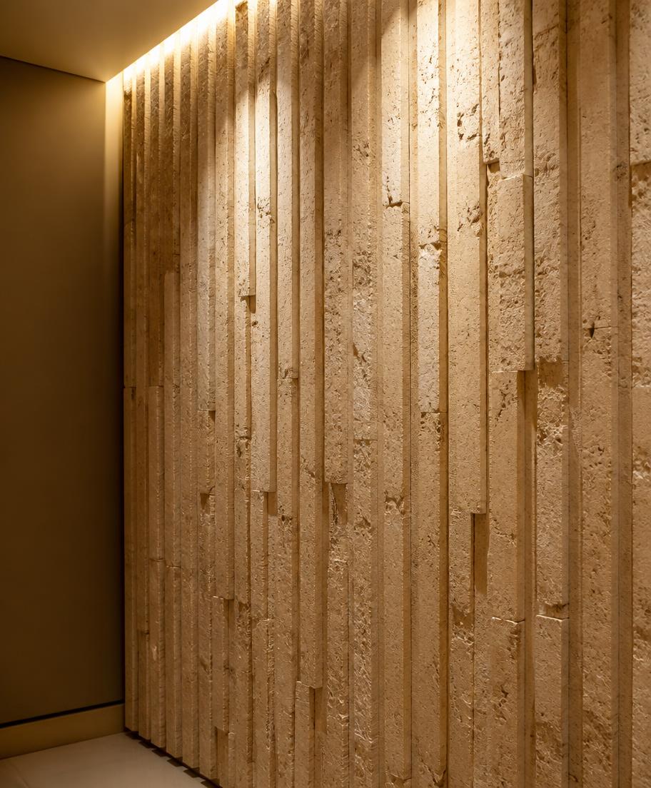 Painel decorativo em pedra natural Rockface iluminado