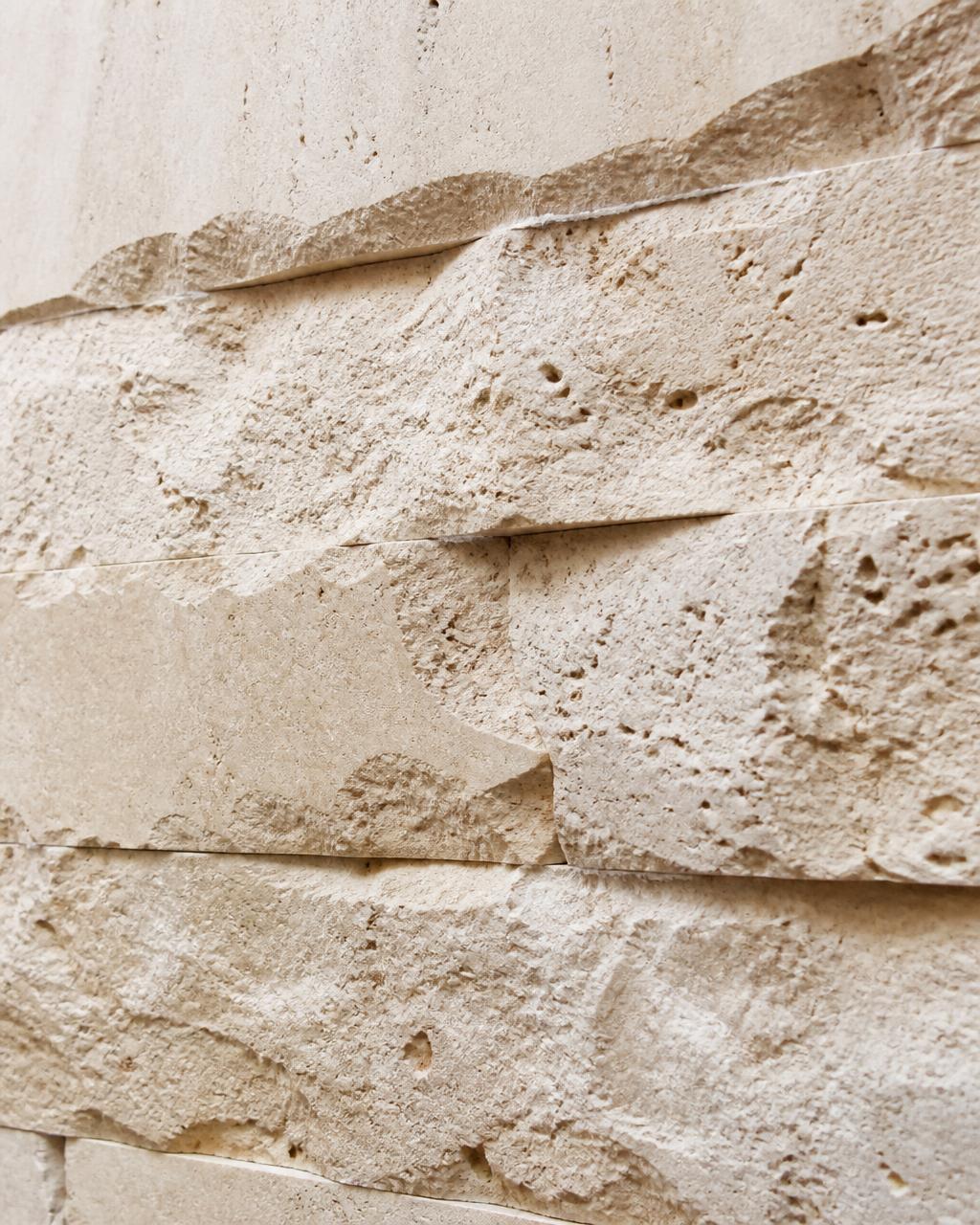 Detalhe aproximado da textura do Travertino Nacional com acabamento Rockface